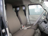 運転席も広々でゆったり気分で運転できます♪シフトノブをダッシュボード側に配置したので運転席から助手席への移動が簡単にできるんです。