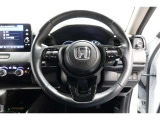 運転中もハンドルでの操作が可能です。特に高速道路等の目が離せない運転時には、便利さだけでなく、安全性も兼ね備えております。