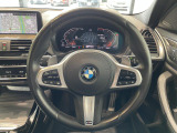 BMWのステアリングのリムは、一般的なものより少し太めにデザインされています。 これはタイヤやステアリングシャフトなどを介して伝わる路面からの入力を、しっかりと把握するためです。