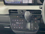 オートエアコンで快適ドライブ。操作はタッチパネルで行います。