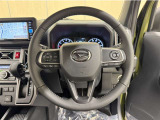 ステアリングスイッチ搭載!手を離さずに手元のスイッチでさまざまな操作が可能。運転中、視線をそらさなくても操作ができて安全です!