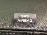 車両側方からの衝撃を緩和するSRSサイドエアバッグ(運転席/助手席)に加えて,SRSカーテンシールドエアバックも標準装備