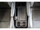 2列目のシート間にはドリンクホルダー付テーブルが付いています。車内でランチやお菓子も置く場所に困りません。充電に便利なType-CのUSBも装備しています。使わない時はたためるので邪魔になりません。