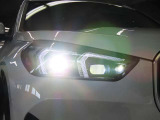 アダプティブLEDヘッドライト車が曲がる方向を照射、また車速に応じて照射範囲や到達距離を自動制御するバリアブルコントロールライト付き LEDは太陽光に近く優れた視認性を発揮、消費電力も低減のため省燃費に貢献