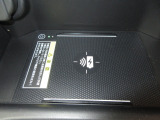 ワイヤレス充電器がついています。対応スマートフォンを置くだけで充電が可能です。