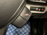 【車線逸脱抑制機能】車線の逸脱の可能性が高いとシステムが判断した場合に、ドライバーに車線逸脱防止方向へのステアリング操作を促し、車両を内側に戻すよう支援します。