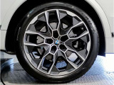 【BMWアロイホイル】軽量かつ強度に拘ったアロイホイル。走行性能ポテンシャルを引き出す設計。車の足元を引き締めてくれる大きなポイントはアロイホイルです。