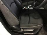 運転席シートリフター!ご自分の好きなシートポジションが取れるので運転が楽しくなりますし疲れにくいです。