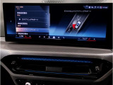 シフトレバー周辺に搭載されたiDrive(ナビのコントローラー)はドライバーの運転姿勢を崩さず、直感的に操作が可能で御座います