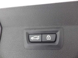こちらがテールゲートの開閉ボタンです。ボタンひとつで簡単に開閉できますので、荷物の出し入れの際にも便利です。