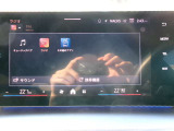 ドライバー正面に向かって緩やかにカーブした大型ディスプレイ。メーターとセンターモニターを一体化し、高精細な映像と直感的な操作性で、最新のデジタル体験を提供する先進的な装備です。