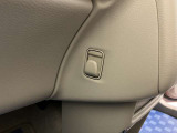 【ショッピングフック】買い物袋などを引っ掛けるためのショッピングフックが付いています。