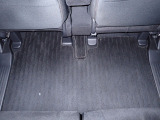 リアシートも足元が広々しています。足元が狭い車は乗っていても疲れますよね・・・これだけ広ければ後部座席の方も大満足!皆様で楽しいドライブを!