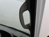 運転席に乗降用アシストグリップを装備しております。