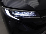 LEDヘッドランプ。白く明るい光でなおかつ低消費電力。クリアランスランプがスタイリッシュなラインを描きます。