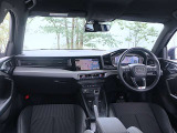 内装はシンプルに使い勝手を考え作られています。お車を運転する感覚をダイレクトに体感して頂けます。室内も広くロングドライブにも快適にお過ごしいただけます。