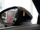 サイドアシスト 走行中にレーダーセンサーが後方の並走車を検出すると、該当する側のドアミラー内側のLED を点灯してドライバーに注意を促します。