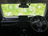 運転席周りの視認性が高く、操作もスムーズ。快適なドライビングポジションを実現しています。