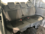 3列目シートも足元ゆったりで、しっかり座れるスペースが確保されています。大人数で移動が出来ますので、お盆やお正月にご家族が集まった時でも、何台も車を出す必要も無く楽しくお出かけ出来ます。