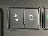 【両側パワースライドドア】スマートキーや運転席のスイッチで後席両側スライドドアの開閉が可能♪電動だから力を入れてドアを開ける必要が無く、小さなお子様でも簡単に開け閉めでき快適です♪