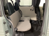 後席はワークスタイルに合わせて作業空間をアレンジします。左右分割で収納でき、段差のないフラットな荷室スペースを作り出すシートです。