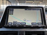 鮮明な地図表示で、視認性が高く、運転中でも安心して操作できます。目的地をスムーズに検索し、快適なドライブを演出します。