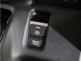 【電動パーキングブレーキ】スイッチ操作で力も手間もいらず簡単操作。【オートブレーキホールド機能】停止時にブレーキペダルから足を離してもブレーキは効いたまま!アクセルオンで自動解除。