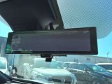いっぱいの荷物でリヤ窓が塞がって見えない。後席の人と目が合って気まずい(-_-)そんな時は、カメラの車両後方画像をフル画面表示し通常のミラーよりクリアな後方視界を確保するスマートルームミラーで解決です♪