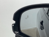 斜め後ろに存在する車を探知。その方向のドアミラー鏡面上にマークを表示し、存在をお知らせしてくれます。また、その方向にウインカーを操作すると、マークの点滅と警告音で注意を促します!