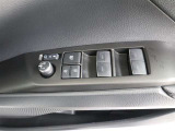 ここ最近のお車には、標準装備になりますが、パワーウインドの操作スイッチです。小さな子供さんが触っても動かせない、ウインドロック機能もあって安心ですよ(^◇^)
