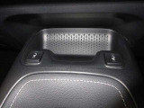 運転席・助手席の肩、腰、下肢にあたる部分を中心にヒーターを配置し、寒い日のドライブも快適です。(HI-LO切替付)