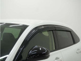 ◆ドアバイザー◆悪天候時にも窓を少し上げて換気を行えるので便利です♪