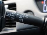 【バリアブル間欠ワイパースイッチ】車速に応じてワイパーの間隔を自動的に調整する機能。雨の量や車速に応じてワイパーの間隔を最適化し、視界を確保することができます。