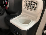 【ホッとカップホルダー】ホットドリンクをちょうど良い温度でキープしてくれる保温機能付きのホッとカップホルダーは軽初の装備!運転席と助手席についています。寒ーい冬でも暖かドライブ!