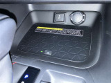 置くだけ充電(ワイヤレス充電器)が付いています。