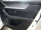【ウインドウロック】運転席の窓操作部分です。小さなお子様が窓を勝手に開閉することのないよう、運転席以外の窓を操作できないようにするボタンがあります。
