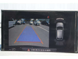 リアビューカメラ『入車経路を算出し、ガイドラインと補助線をディスプレイに表示します。同時にバンパーに内蔵のセンサーが障害物を感知し音で注意を促します。後方の死角も安心していただけます。』