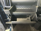 ちょっとしたところは収納ボックスにもなっています。車内はサイズも決まっているので、収納が少ないと思っているアナタ!ご安心ください。さまざまなところに収納が隠れているんです♪