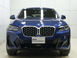 一目でBMWと解る存在感。象徴的なキドニーグリルを中心にシャープなヘッドライトと力強い表情が融合。スポーティーさとエレガンスを兼ね備えたBMWならではのフロントフェイスです。
