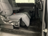 【オットマン】足を乗せるための足置き台がついております。後席でも足を伸ばしてリラックスした姿勢で過ごすことができます。長距離ドライブや車中泊に便利です。