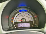 視認性の高いメーターデザインで、速度や燃料残量を一目で確認できます。運転に必要な情報を分かりやすく表示します。