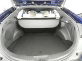 広く開口部の大きいトランクルームは、荷物の出し入れも楽です。トノカバーがあるのでプライバシーも守られますね。