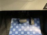 【ペダル類】操作性を考慮したペダル配置となっております。