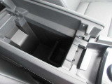 アームレストを開くと収納に便利なBOXになってます