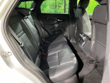 シートの美しさを保つ「インテリアガード」も施工可能です!革や布に透明な保護膜を張り、汚れや擦れ、ジーンズの色移りを防ぎます。ジュースをこぼしてもサッと拭き取れ、上質な車内の高級感を長く維持できます。