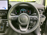 運転中の操作をスムーズに行える、多機能ステアリングホイール。お好みの情報を表示できるカスタマイズ機能も搭載しています。