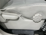 シートハイトアジャスターが付いているので運転姿勢を調整するのに便利ですね。身長に合ったシートポジションは安全運転や疲労軽減にもつながります。