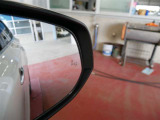 隣車線を走る車両をレーダーで検知し、ドアミラーでは確認しにくい後側方エリアに存在する車両に加え、急接近してくる車両も検知します。車両を検知するとドアミラーに搭載されたLEDインジケーターが点灯します。