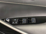 格納式リモコンドアミラーと、パワーウィンドウマスタースイッチです。車内の換気も運転席から簡単に行えます。