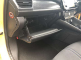 照明・ダンパー付きのグローブボックス。奥行きも深くて車検証の他にもいっぱい収納できます